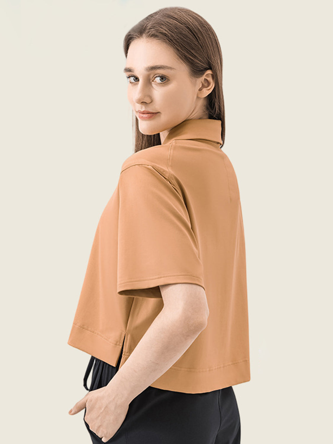 Cropped polo shirt in beige with short sleeves and a relaxed fit.