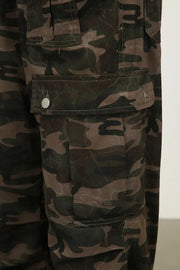 Wide-leg cargo trousers in green camouflage with multiple pockets and button closures.