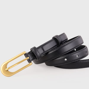 Matte buckle leather belt in black with gold hardware.
