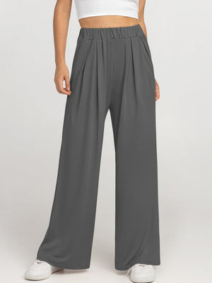 Pleated palazzo trousers with pockets in light gray, wide leg, high waist.