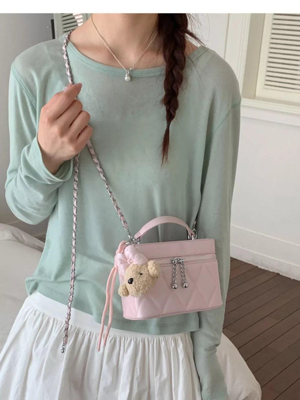 Quilted Chain Strap Crossbody Bag in Pink, close-up detail