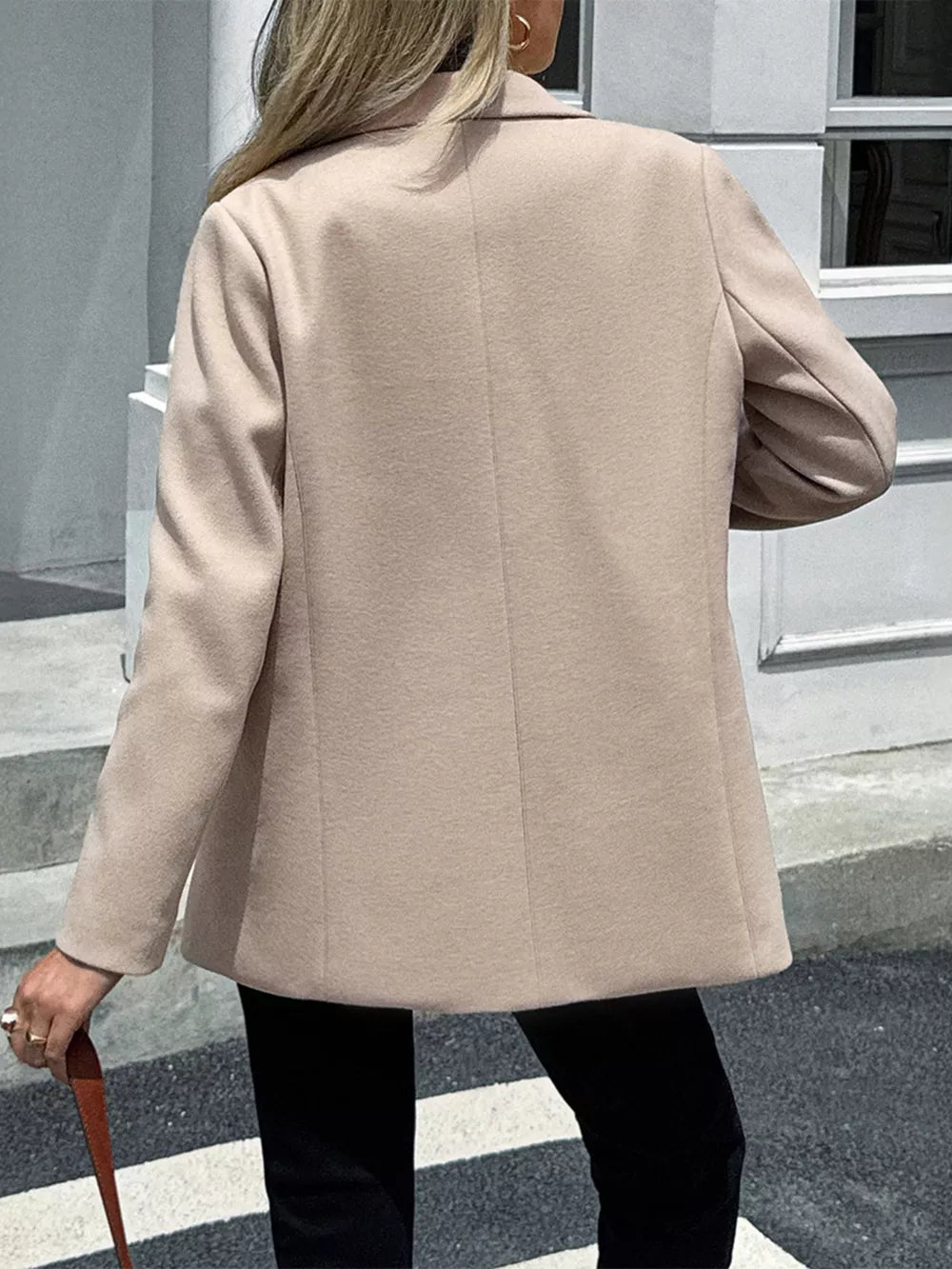 Chic lapel blazer in khaki with buttoned front and practical pockets.