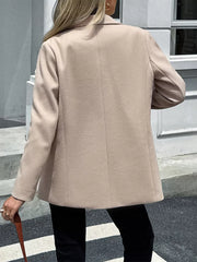 Chic lapel blazer in khaki with buttoned front and practical pockets.