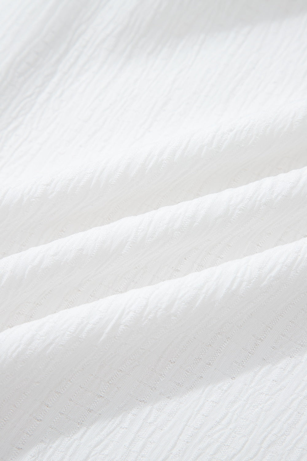 White crinkled texture shirt with elastane, showing fabric detail