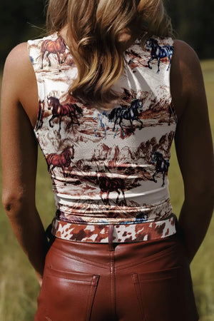 Western-inspired slim fit tank top with horse print in white polyester, featuring a scoop neck.
