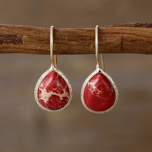 Marbled teardrop earrings in deep red with bezel setting and 18K gold-plated hooks.