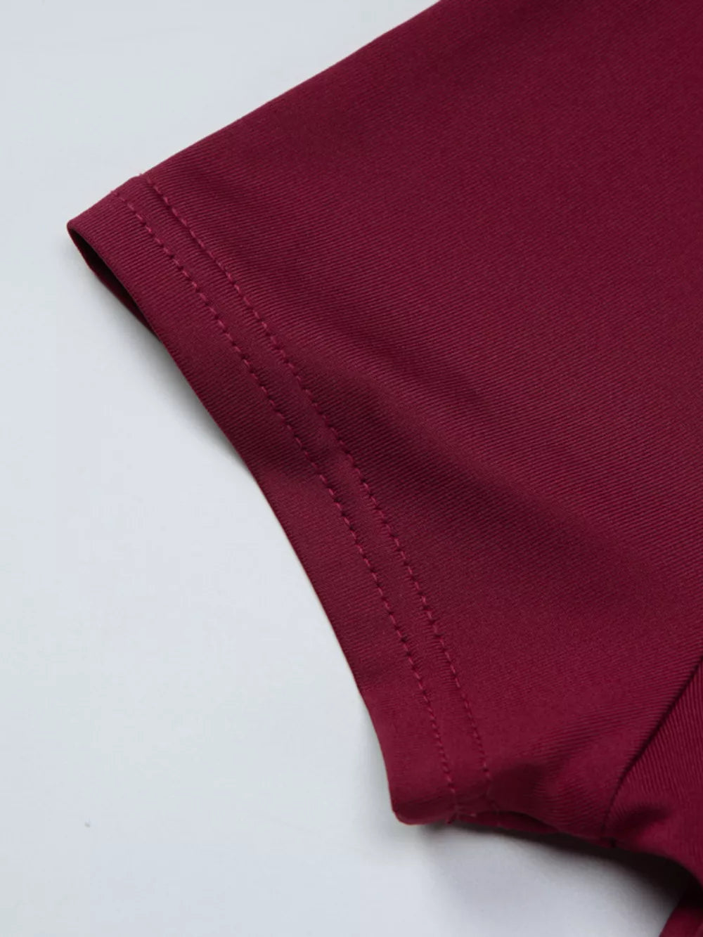 Wine red t-shirt with double-stitched sleeve hem detail