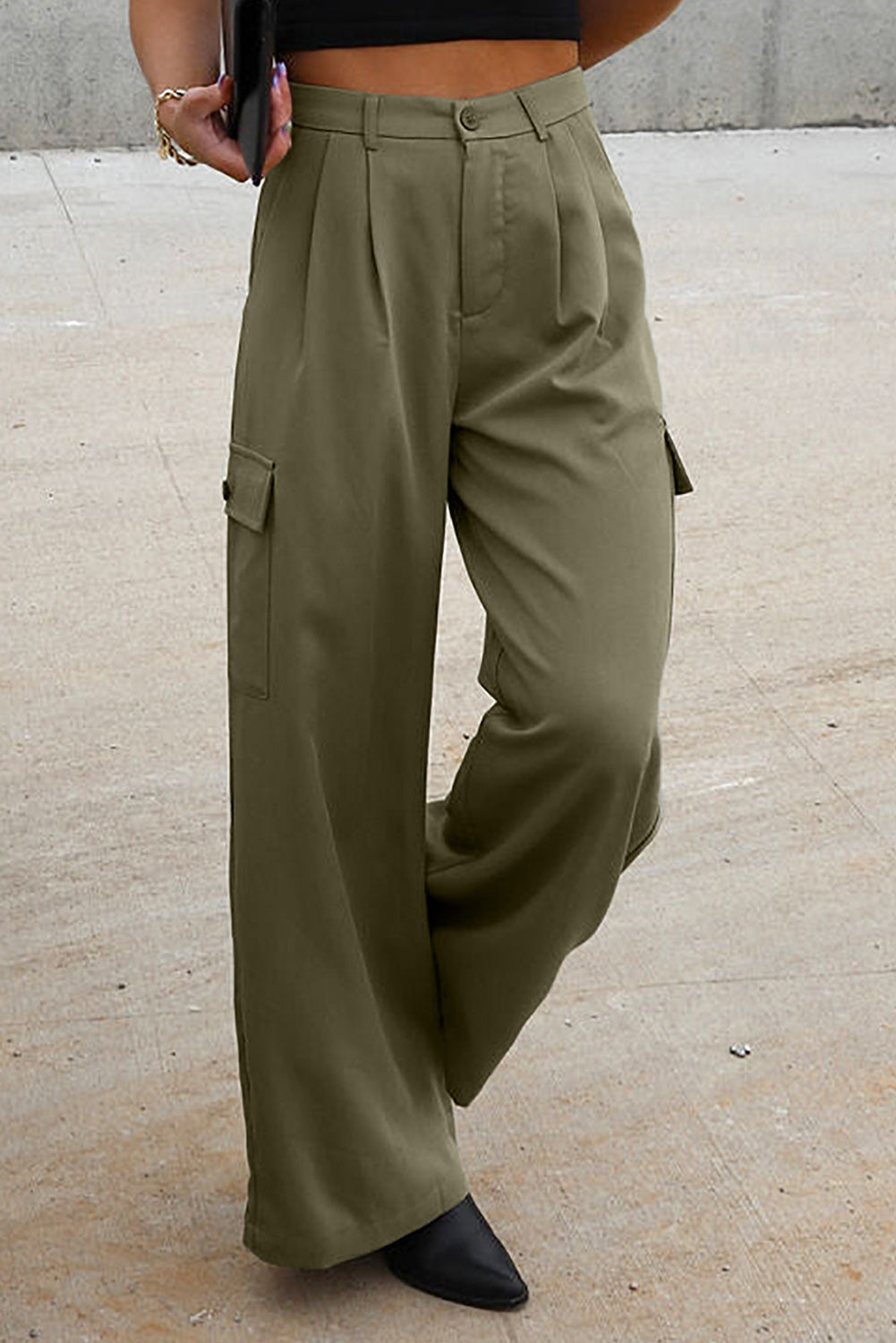 Army green wide-leg pleated cargo trousers with flap pockets and a relaxed fit.