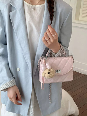 Quilted Chain Strap Crossbody Bag in Pink, close-up detail