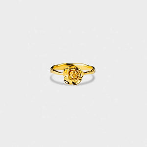 Gold ring with sculpted rosebud detail, 18K gold, casual boho style.