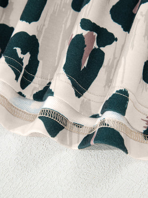 Print short sleeve blouse with animal print pattern and detailed stitching.