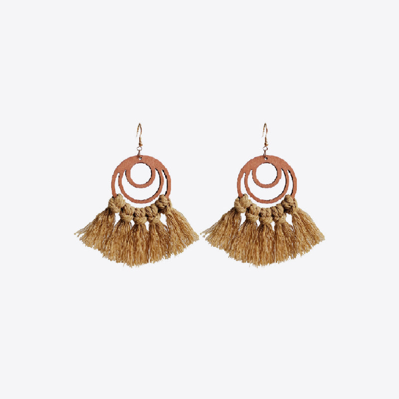 Macrame tassel and wood circle earrings in caramel with bohemian style.