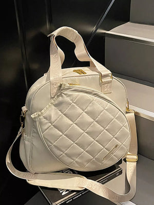 Quilted Oxford bag in off-white with adjustable strap and racket compartment.