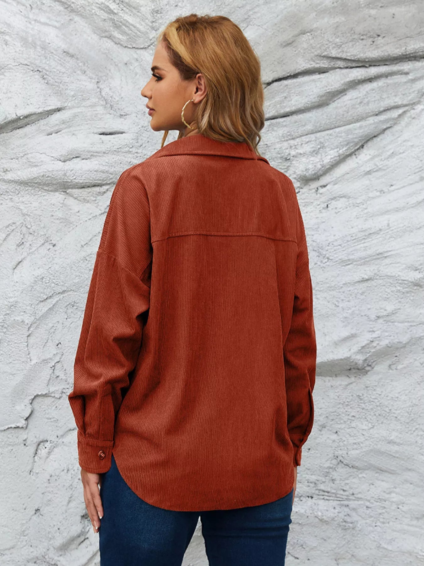 Classic corduroy button-up shirt in amber with a relaxed fit and button cuffs.