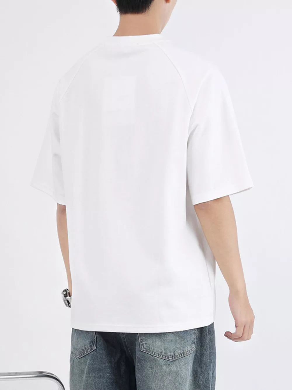 Men's white cotton t-shirt with round neck and short sleeves