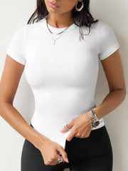 White ribbed t-shirt with round neck and short sleeves, body-hugging fit.