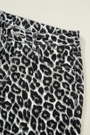 Chic cropped leopard print denim jeans with a button and zip closure.