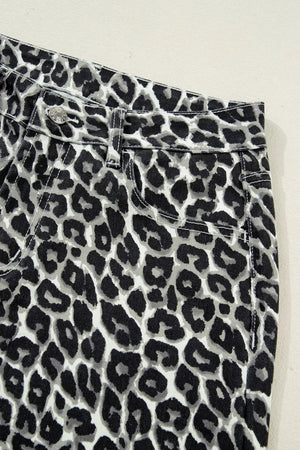 Chic cropped leopard print denim jeans with a button and zip closure.