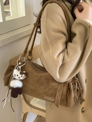Vintage Lightweight Shoulder Bag in Brown, fit detail