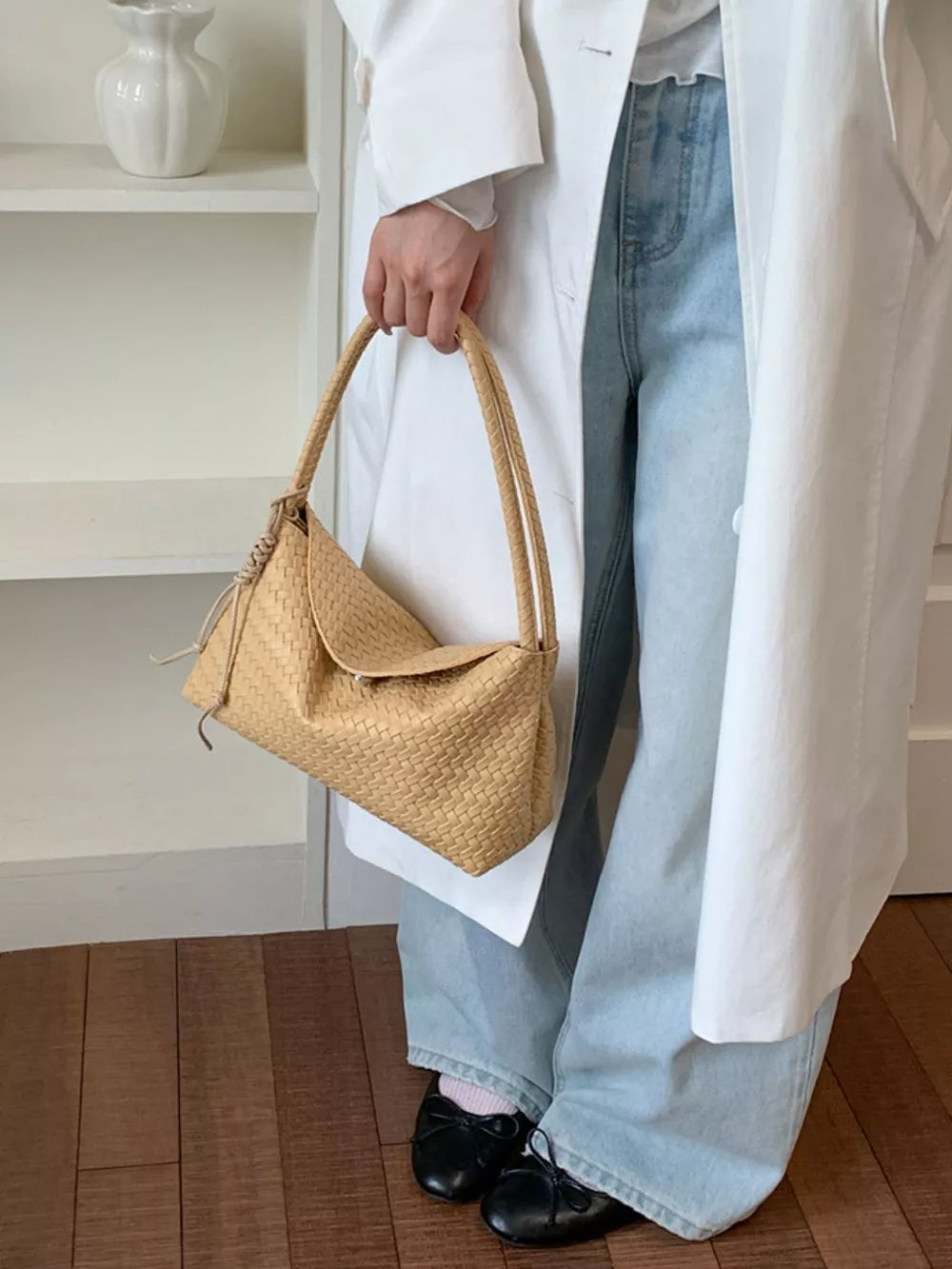 Woven Leather Shoulder Bag in Yellow, fit detail