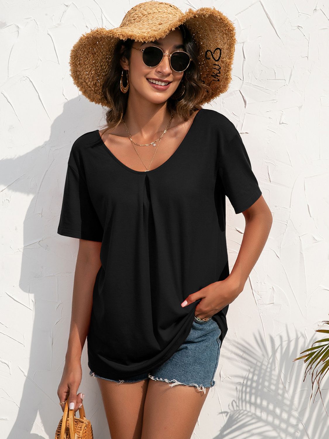 Black t-shirt with V-neck and pleat detail, short sleeves, casual fit