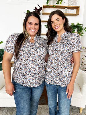 Floral print blouse with keyhole neckline and short sleeves, in Multicolor.