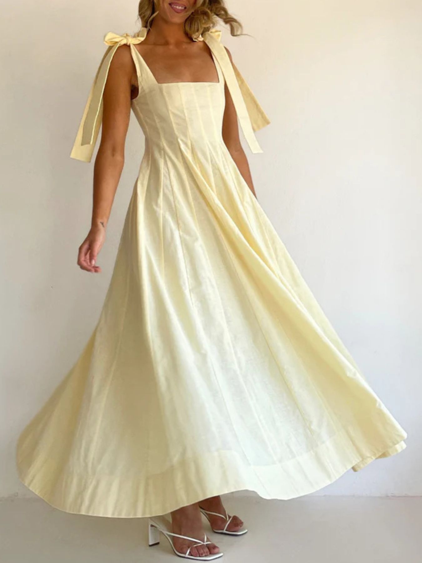 Yellow maxi dress with square neckline and bow-tie shoulder straps