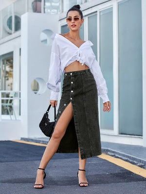 Button-front denim midi skirt in black with a high slit and button detail.