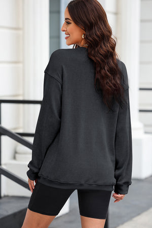 Black ribbed sweatshirt with crew neck and long sleeves, made of polyester.