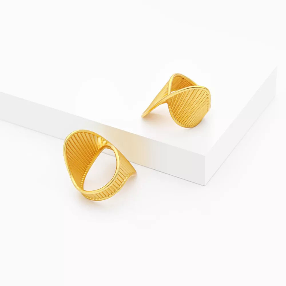18k gold-plated ring with twisted texture and ribbed detail.