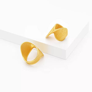 18k gold-plated ring with twisted texture and ribbed detail.