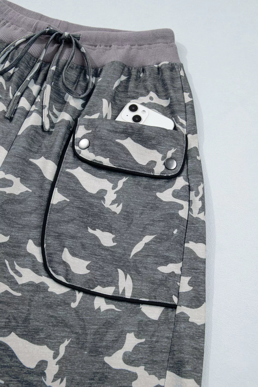 Camouflage barrel pants with cargo pockets and drawstring waist.