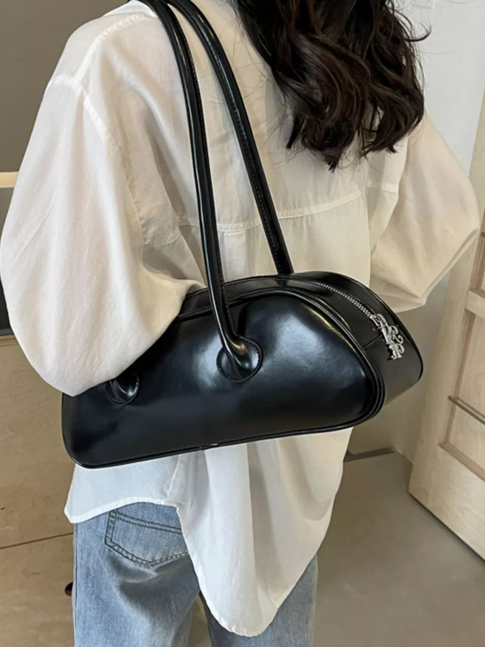 Black minimalist pu leather shoulder bag with zipper detail