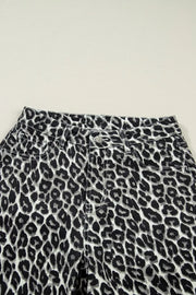 Chic cropped leopard print denim jeans with a button and zip closure.