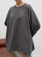 Oversized crewneck sweatshirt in dark gray with voluminous sleeves and a relaxed fit.