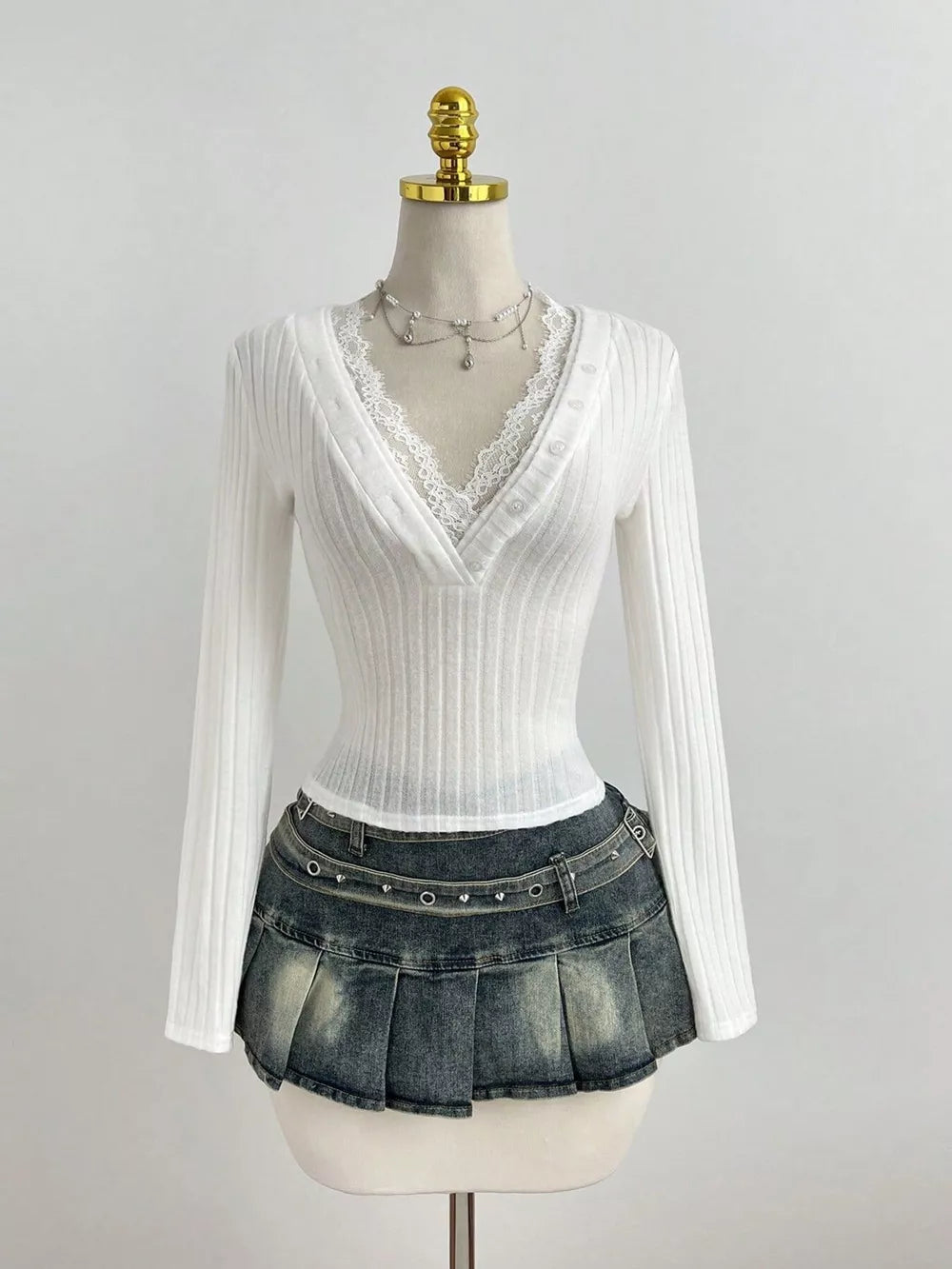 V-neck Lace Trim Ribbed Knit T-shirt, model styling view