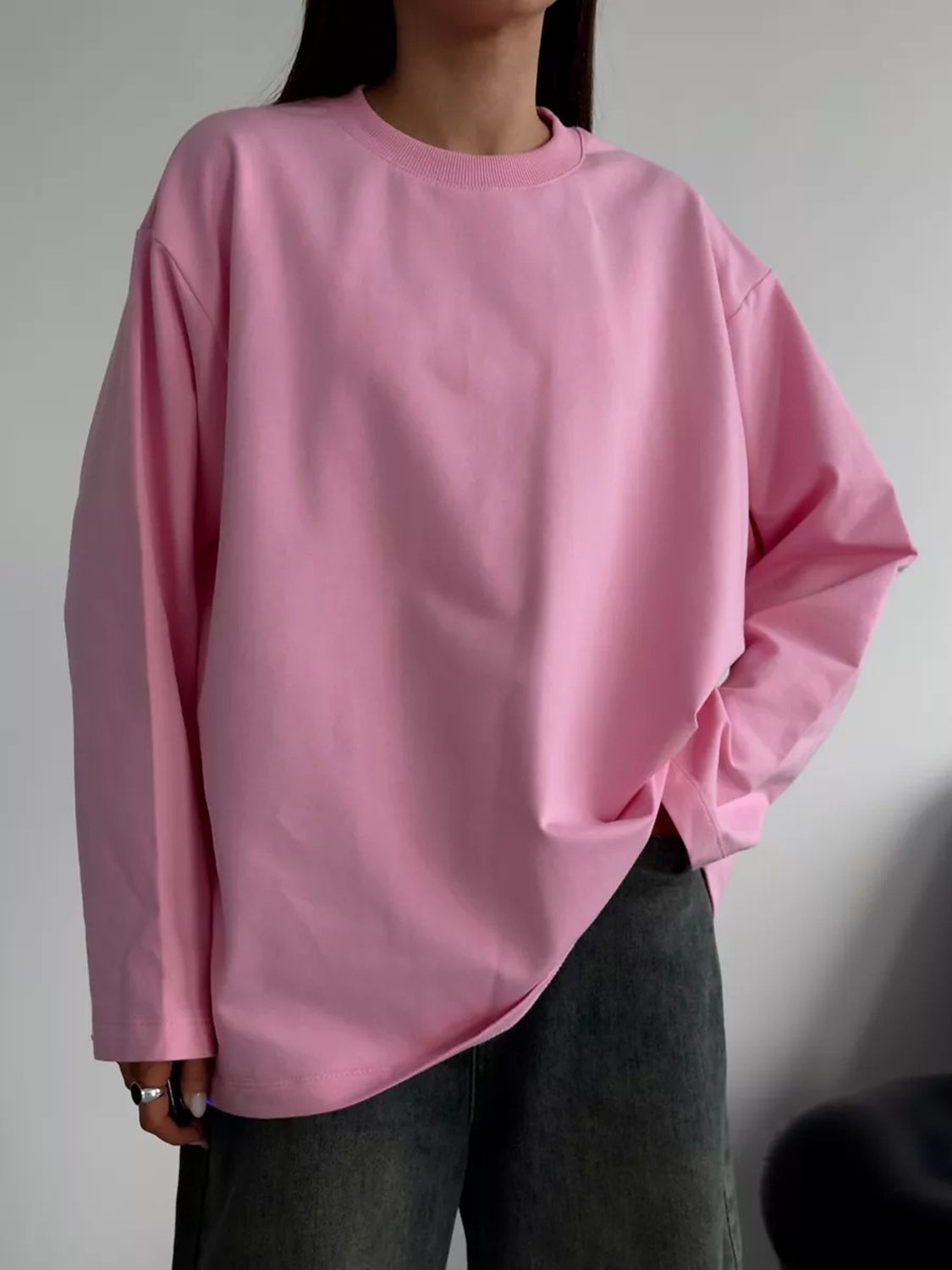 Pink oversized crewneck sweatshirt with voluminous sleeves and crew neckline.