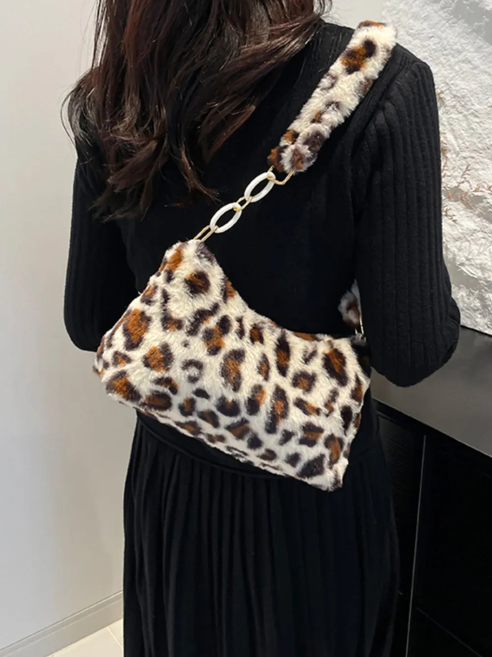 Leopard print faux fur shoulder bag with chain strap detail.