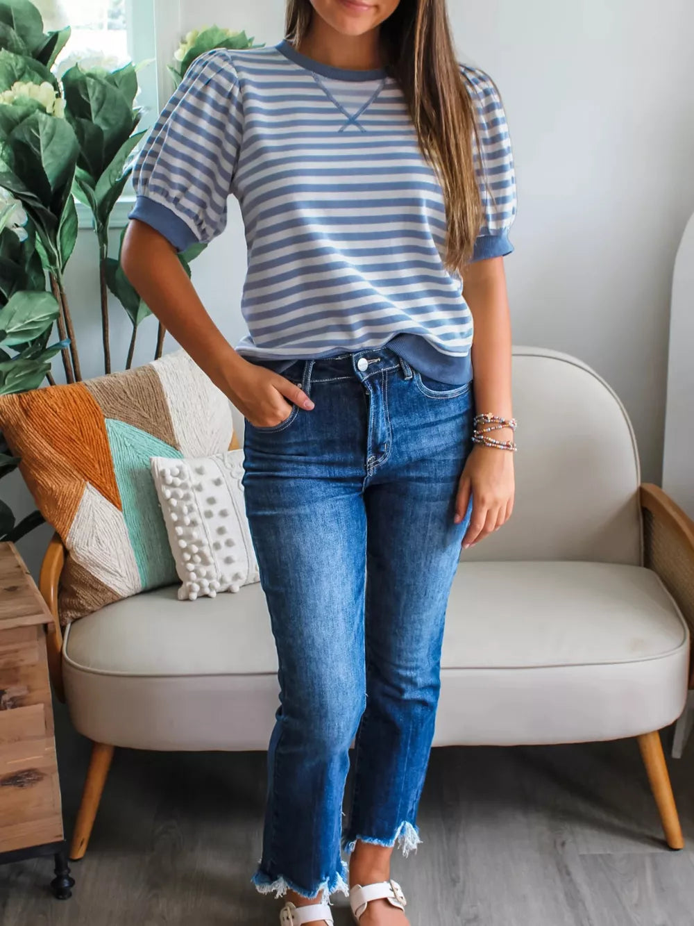 Chic striped t-shirt with bubble sleeves and crew neck, styled with jeans.