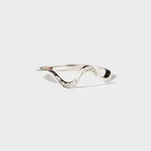 Serpentine diamond contour ring in silver with a wavy design and sparkling stones.