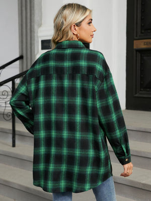 Oversized shacket in dark green and black plaid, buttoned cuffs, collared neckline.