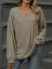 Textured ribbed v-neck blouson sleeve top in khaki.