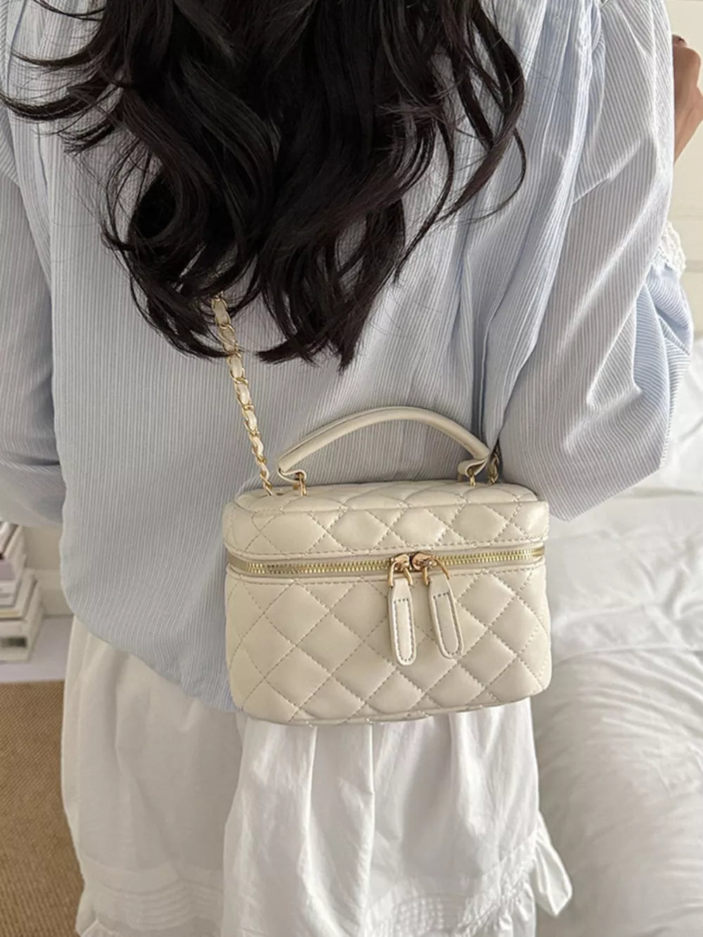 Quilted Chain Strap Crossbody Bag in Pink, side view