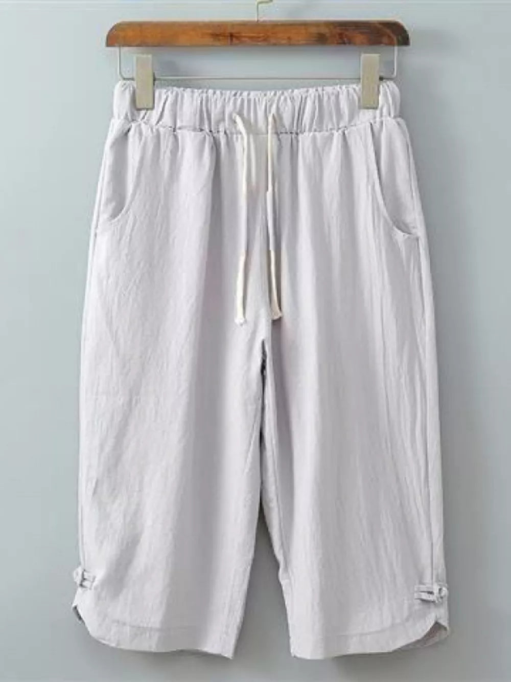 Light grey cropped sweatpants with drawstring and side pockets.