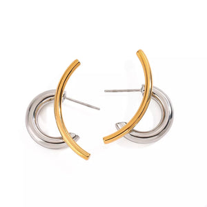 Intertwined two-tone C-hoop earrings in gold and silver metal.