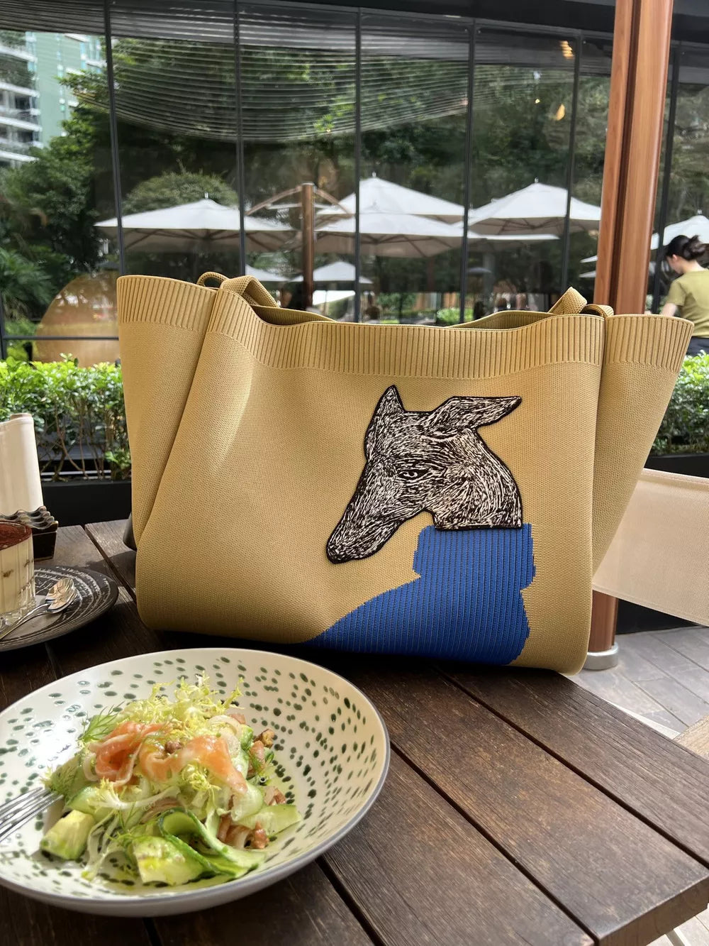 Dog Knit Shoulder Bag, fit detail