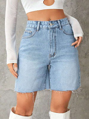 Light blue denim high-waisted bermuda shorts with frayed hem and button closure.