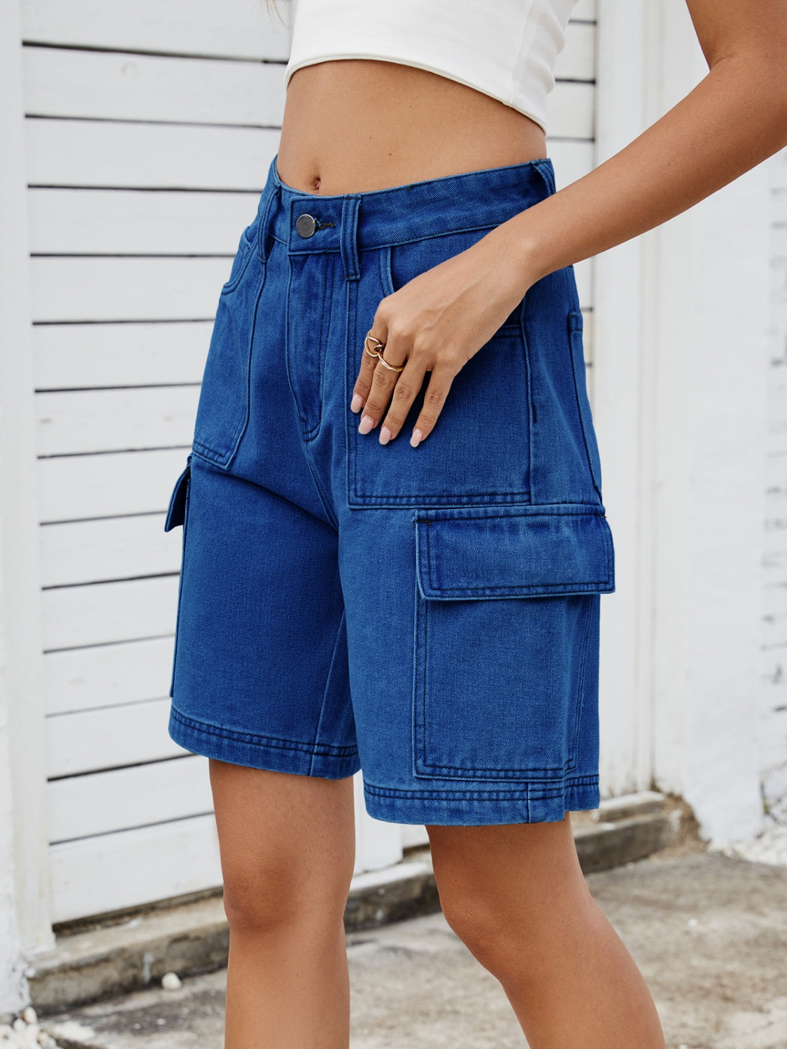 Utility denim Bermuda shorts in dark blue with cargo pockets and a casual cut.