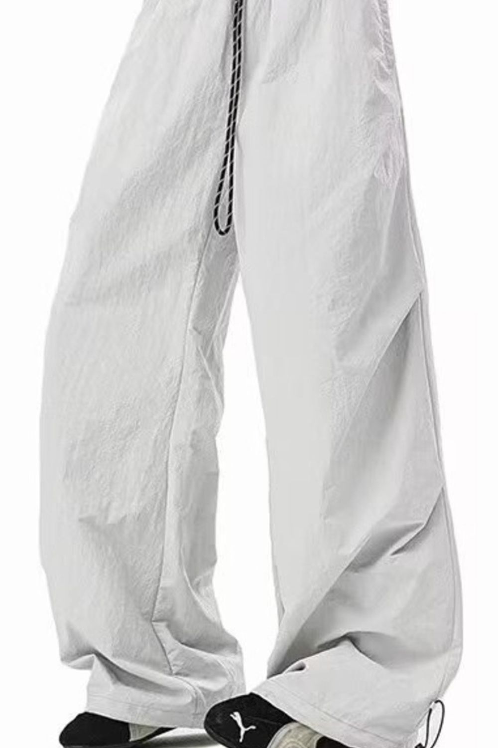 Men's gray loose-fit drawstring sweatpants with a casual, comfortable style.