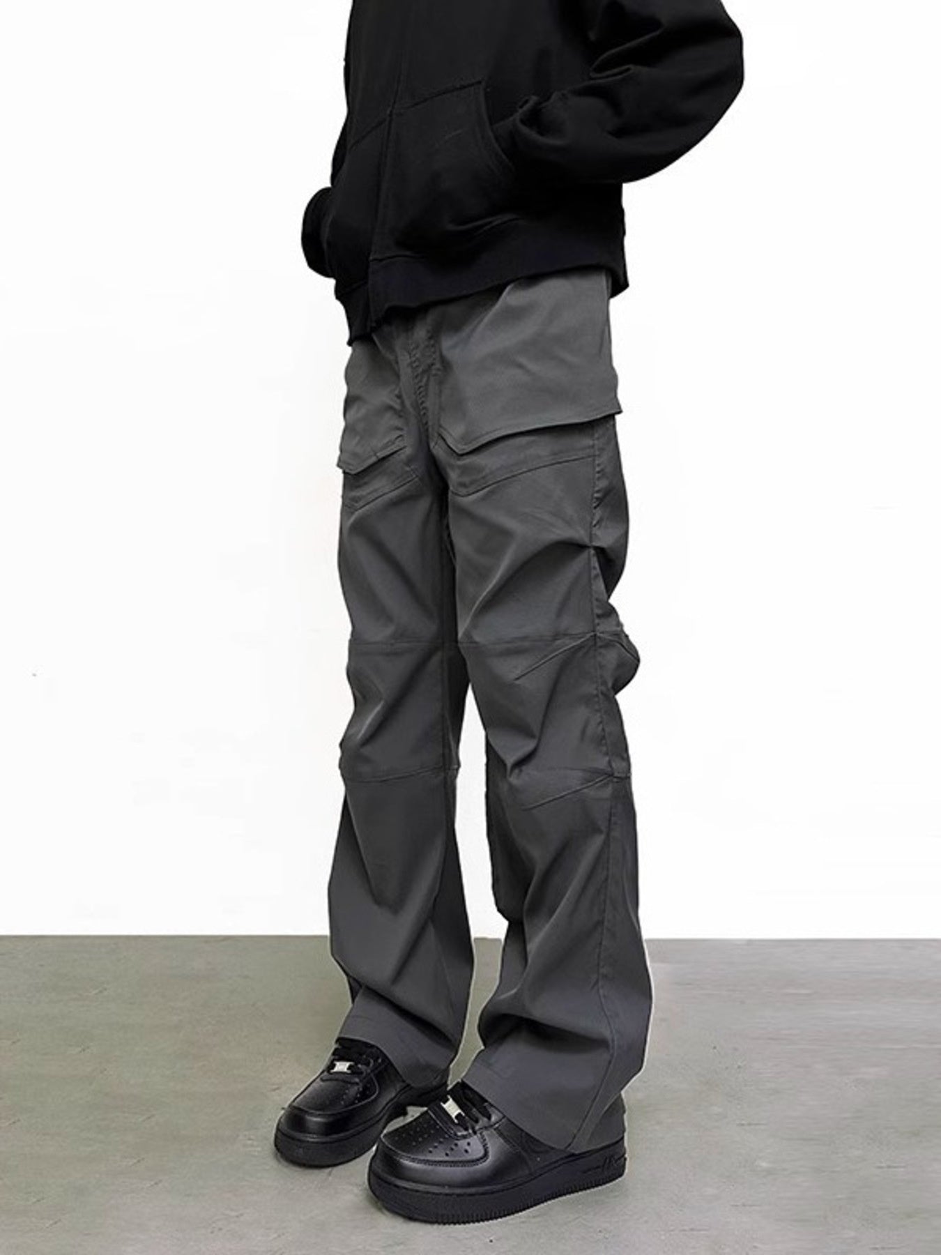 Men's gray pocketed sweatpants with a relaxed fit and casual style.